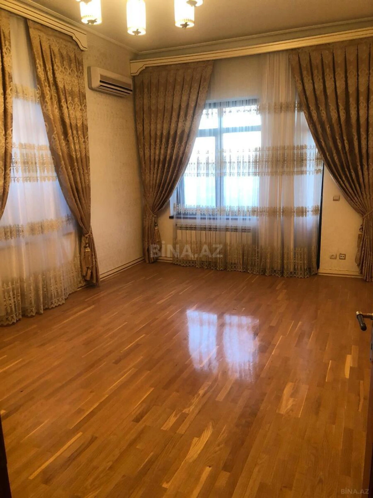 Kirayə verilir 7 otaqlı mənzil 300 m²