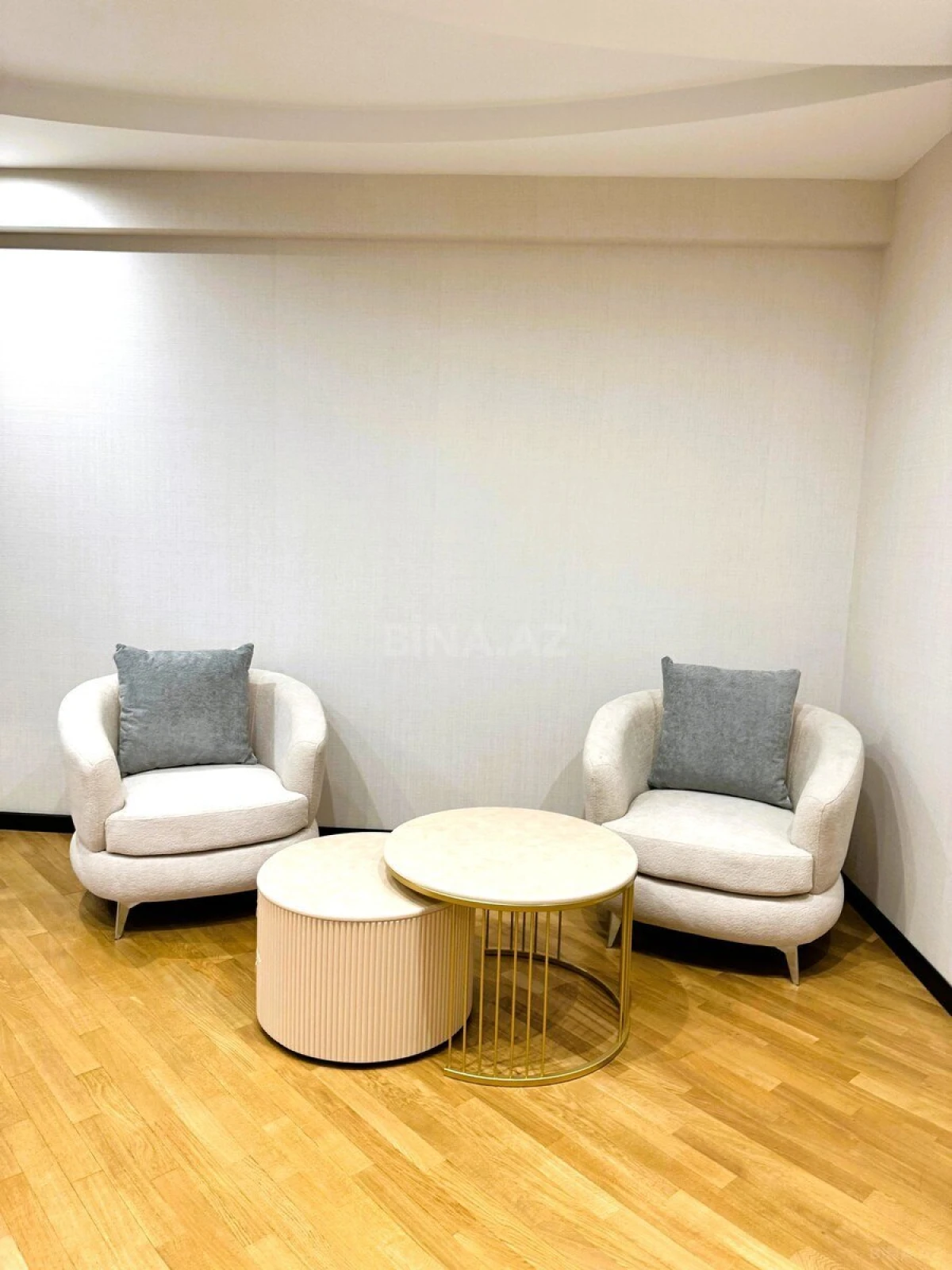 Kirayə verilir 3 otaqlı mənzil 180 m²