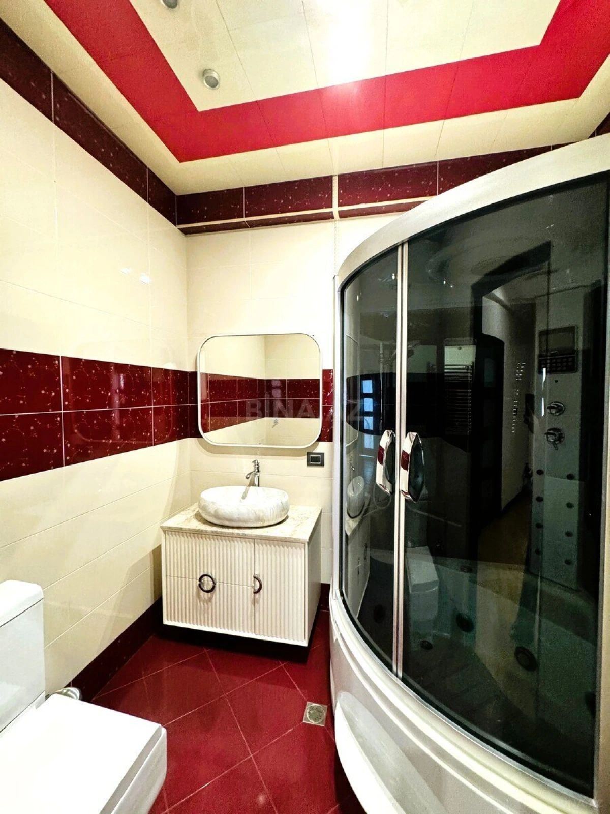 Kirayə verilir 3 otaqlı mənzil 180 m²