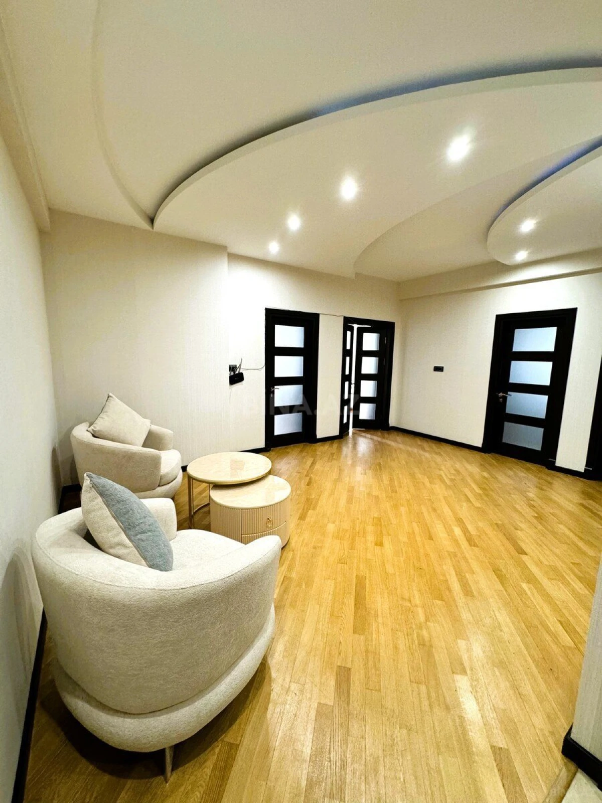 Kirayə verilir 3 otaqlı mənzil 180 m²