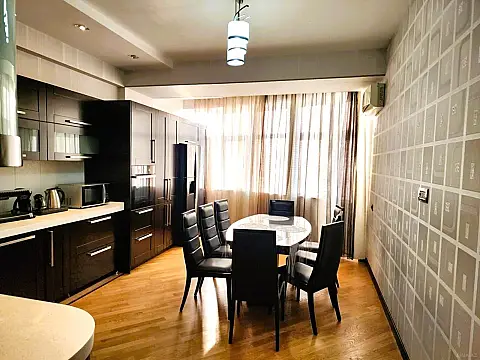 Kirayə verilir 3 otaqlı mənzil 180 m²
