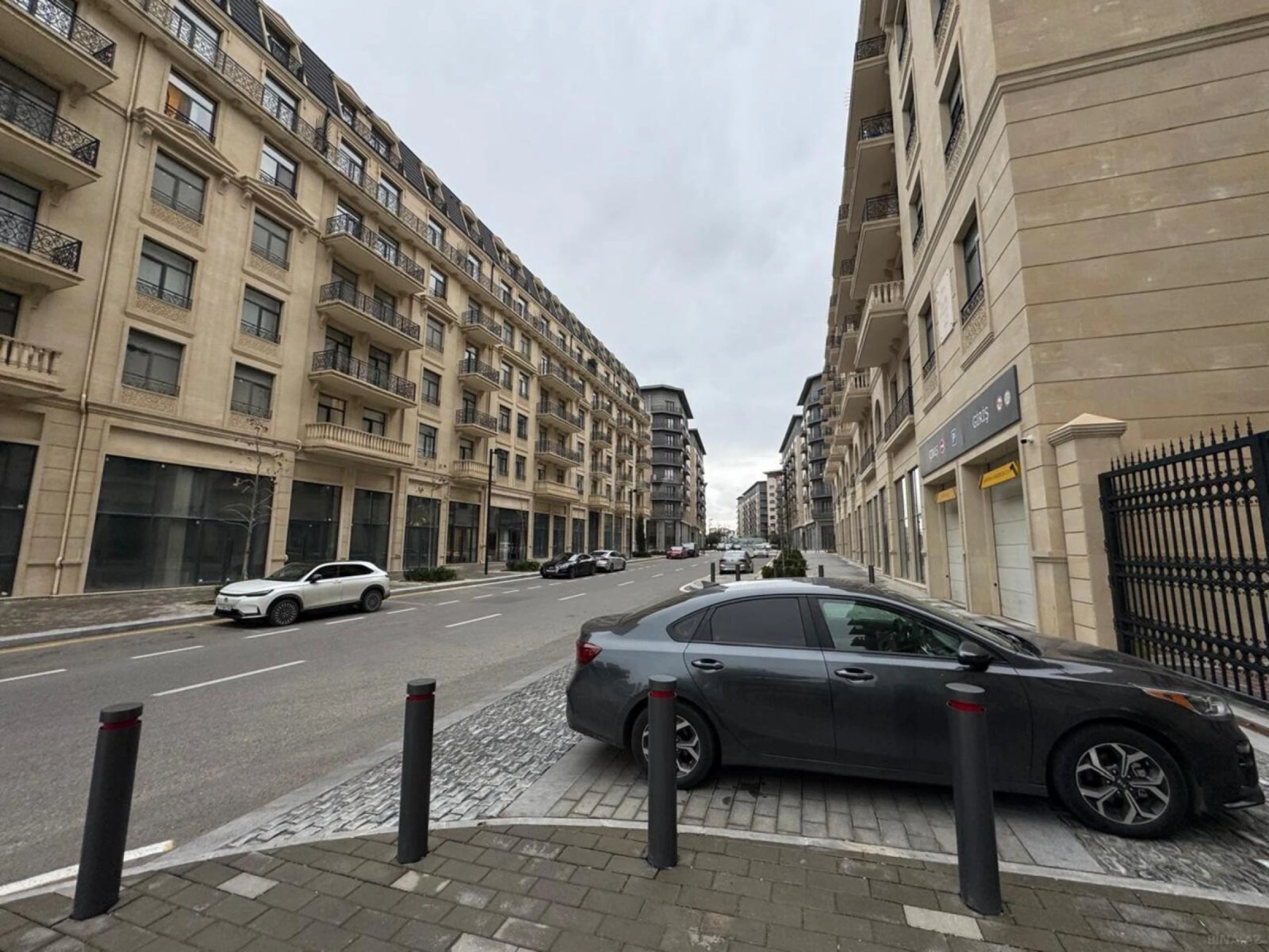 Satılır 4 otaqlı mənzil 200 m²