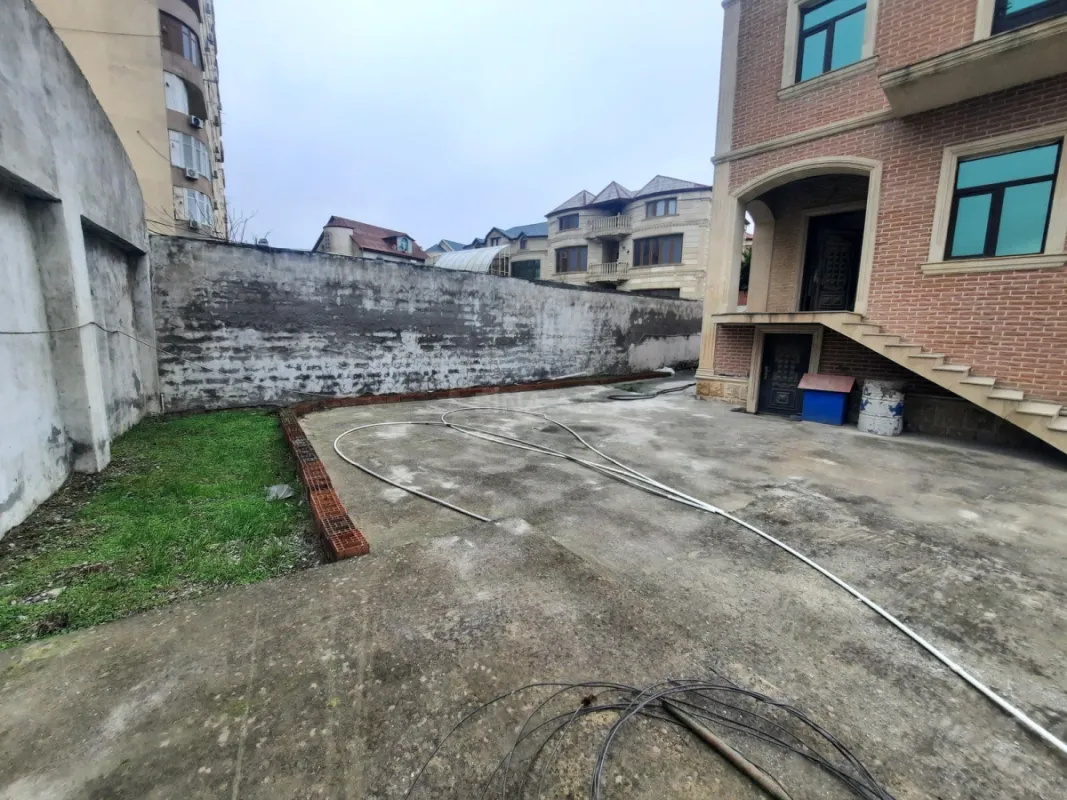 Satılır 7 otaqlı həyət evi 330 m²