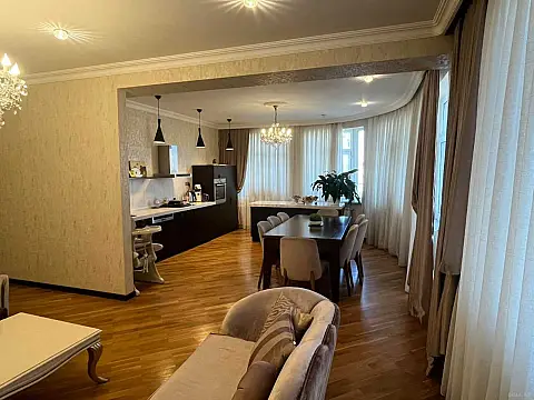 Satılır 3 otaqlı mənzil 131 m² — Bakı, İnşaatçılar 3 otaq 131.00 m²