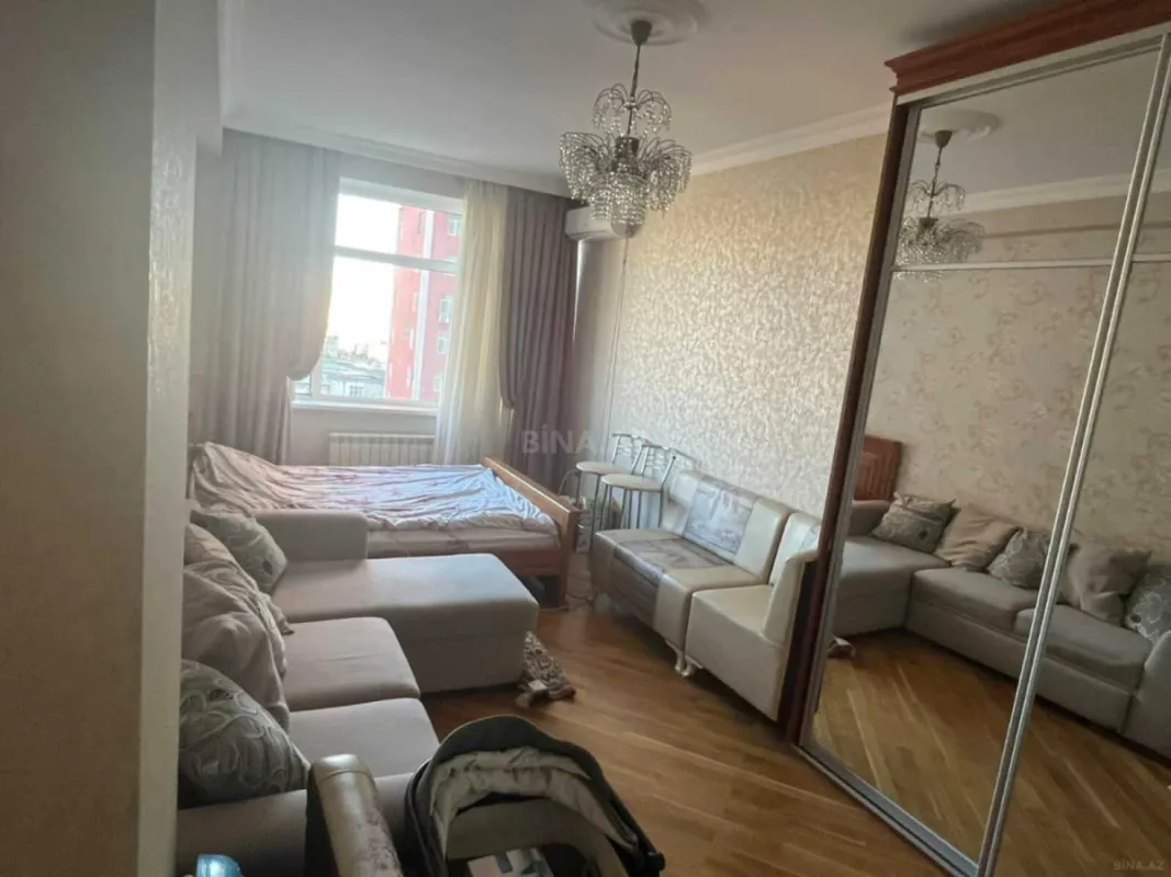 Satılır 3 otaqlı mənzil 131 m²