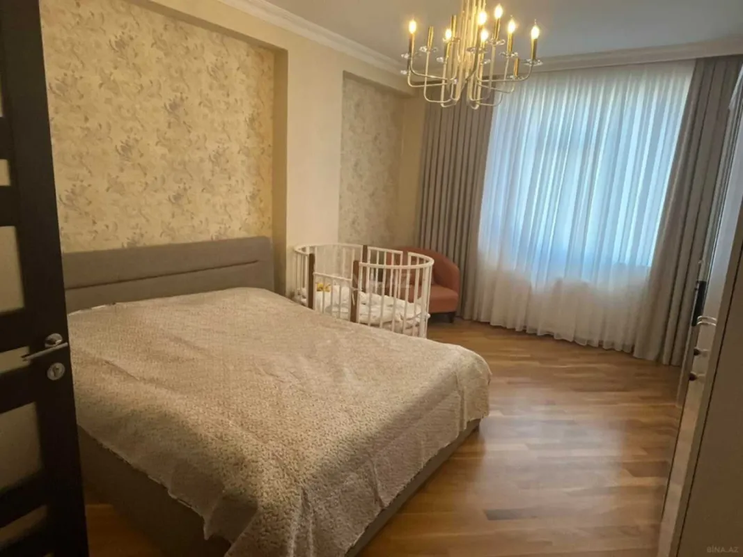 Satılır 3 otaqlı mənzil 131 m²