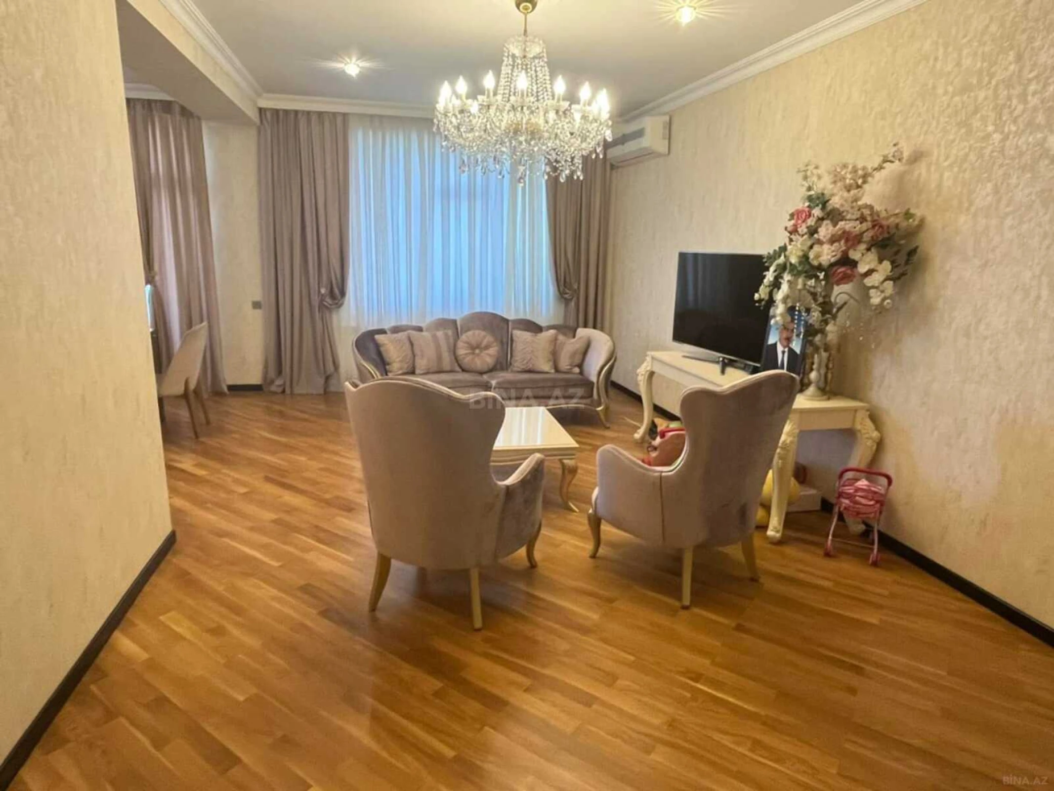 Satılır 3 otaqlı mənzil 131 m²