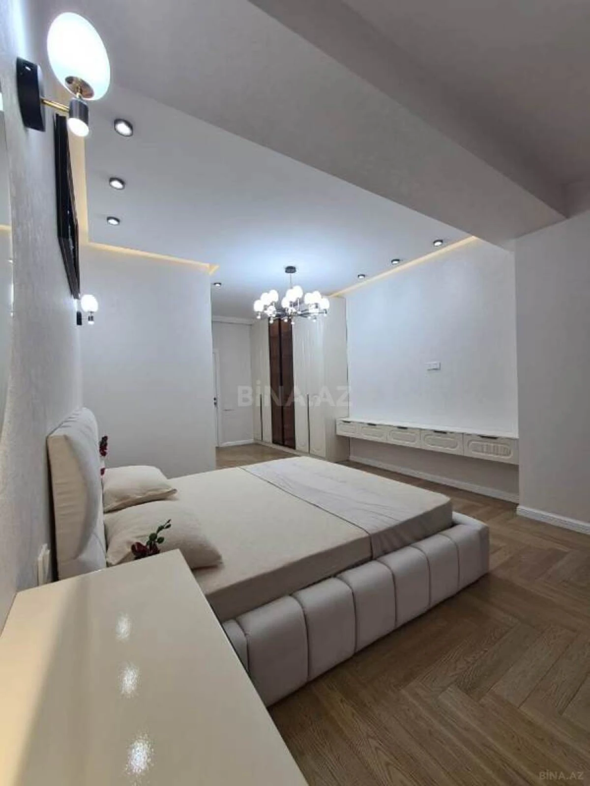 Satılır 3 otaqlı mənzil 135 m²