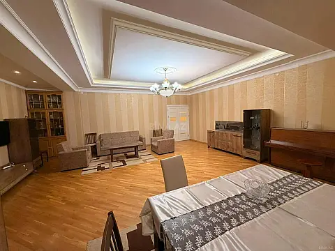 Kirayə verilir 5 otaqlı mənzil 180 m²