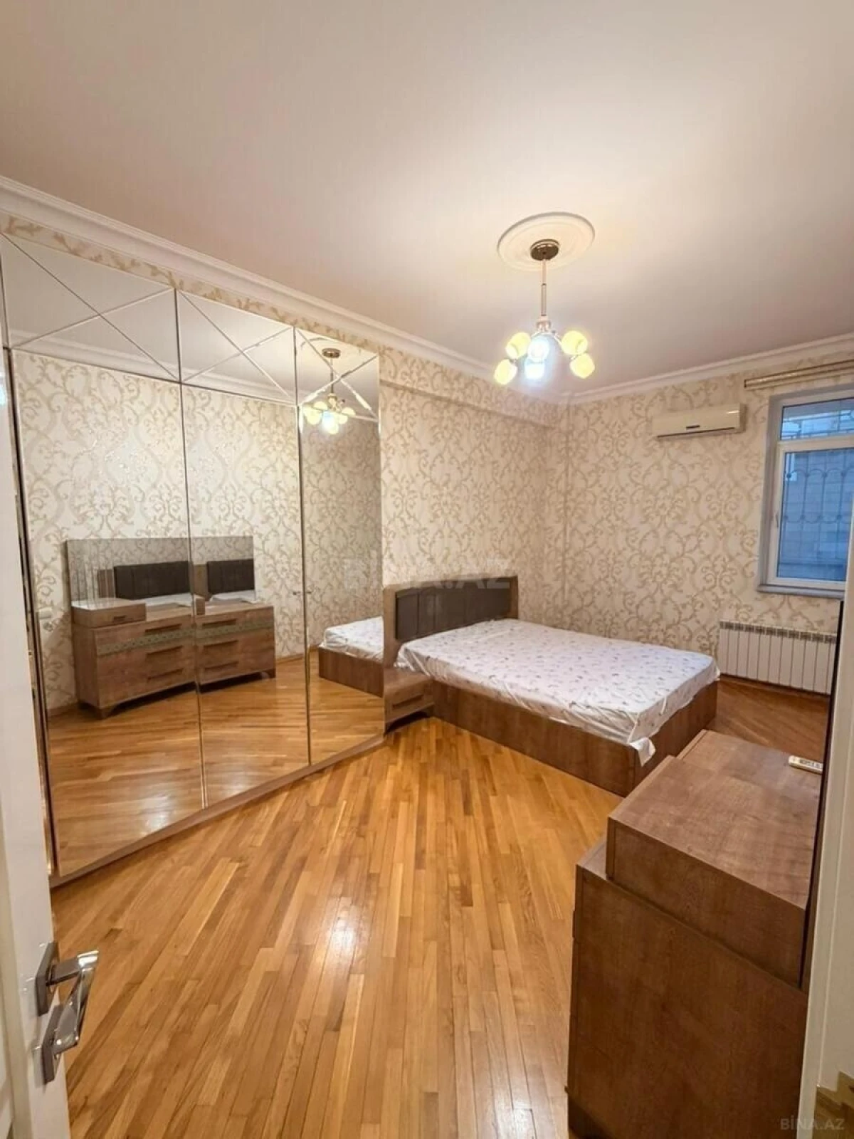 Kirayə verilir 5 otaqlı mənzil 180 m²