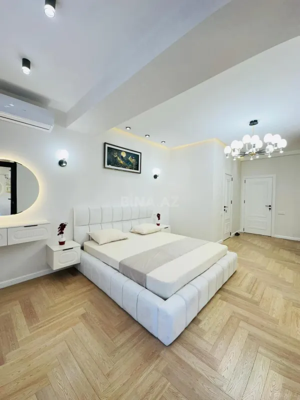 Satılır 3 otaqlı mənzil 135 m²