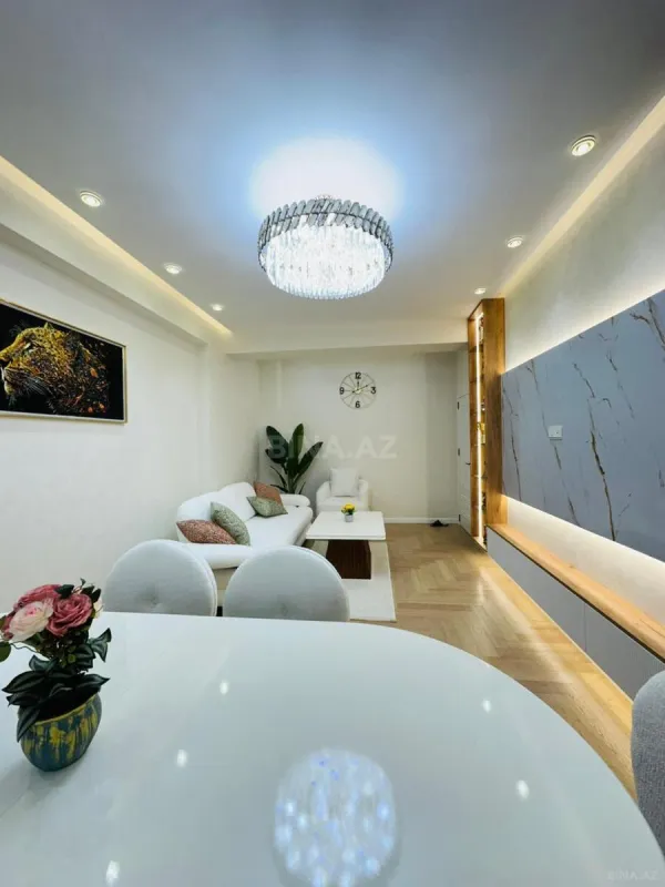 Satılır 3 otaqlı mənzil 135 m²