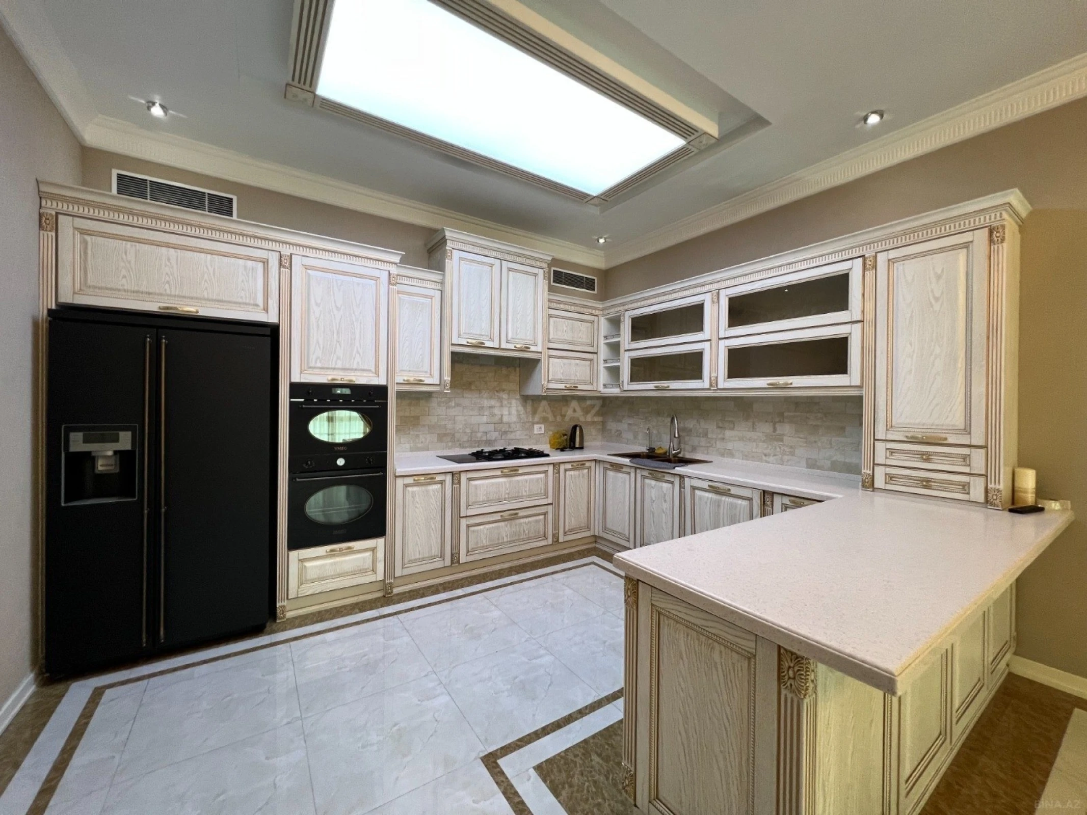 Satılır 9 otaqlı həyət evi 1000 m²