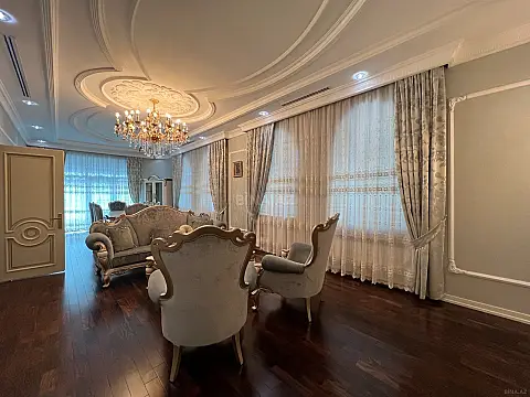 Satılır 9 otaqlı həyət evi 1000 m²