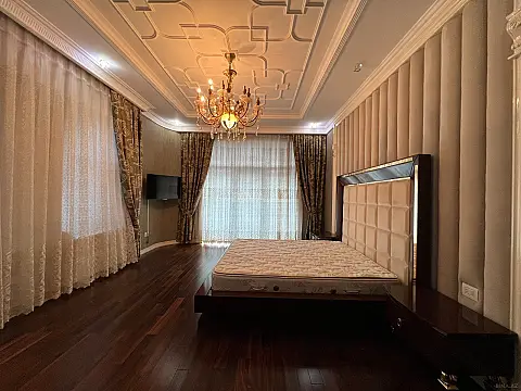 Satılır 9 otaqlı həyət evi 1000 m²