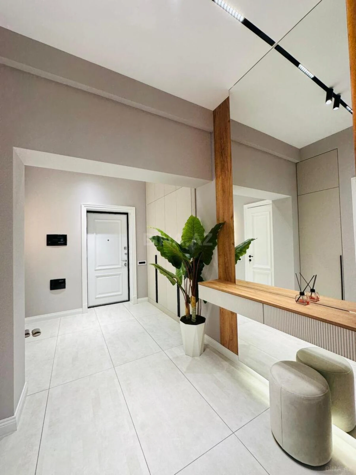 Satılır 2 otaqlı mənzil 68 m²