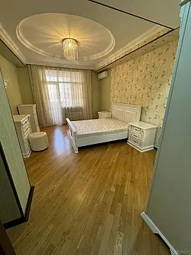 Kirayə verilir 4 otaqlı mənzil 200 m²