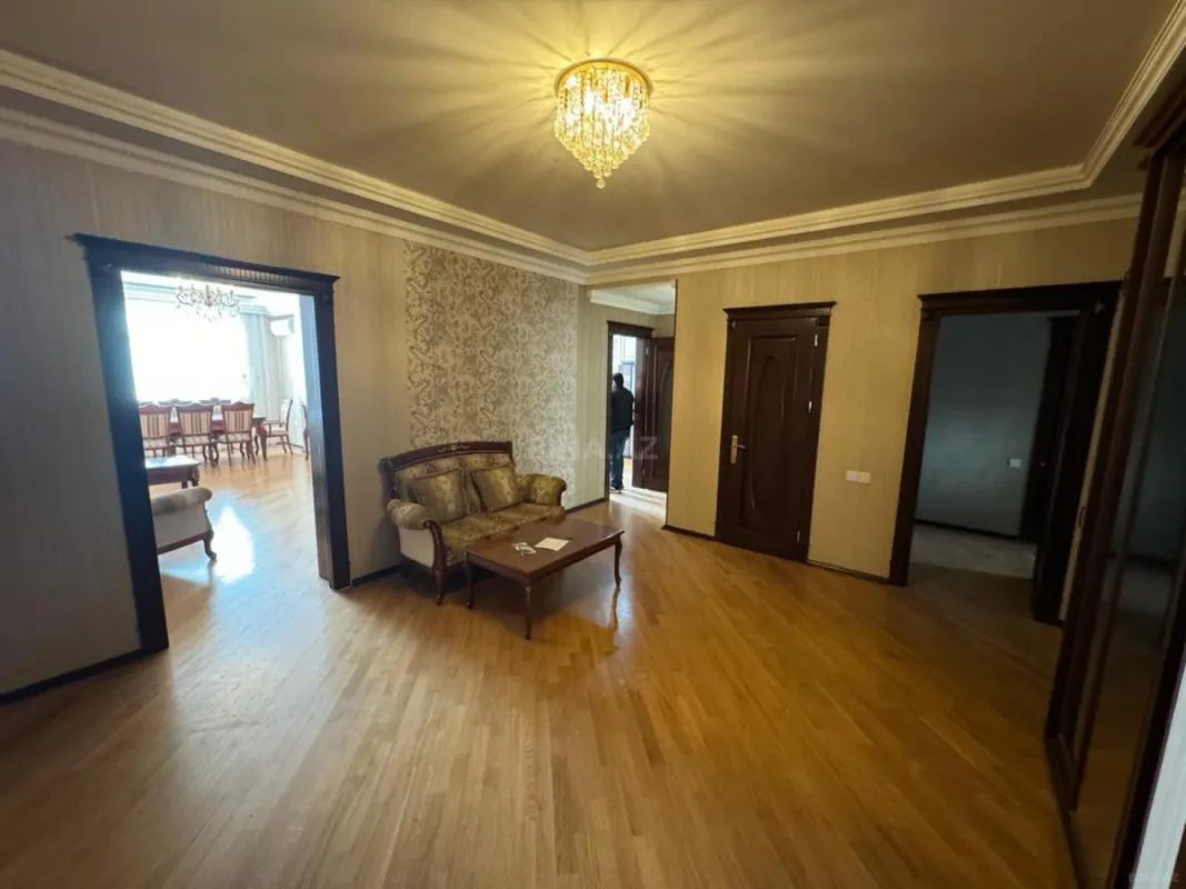 Kirayə verilir 4 otaqlı mənzil 200 m²
