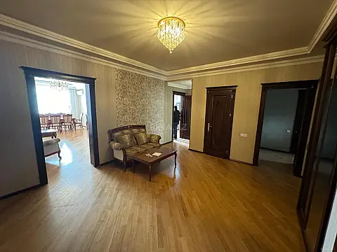 Kirayə verilir 4 otaqlı mənzil 200 m²