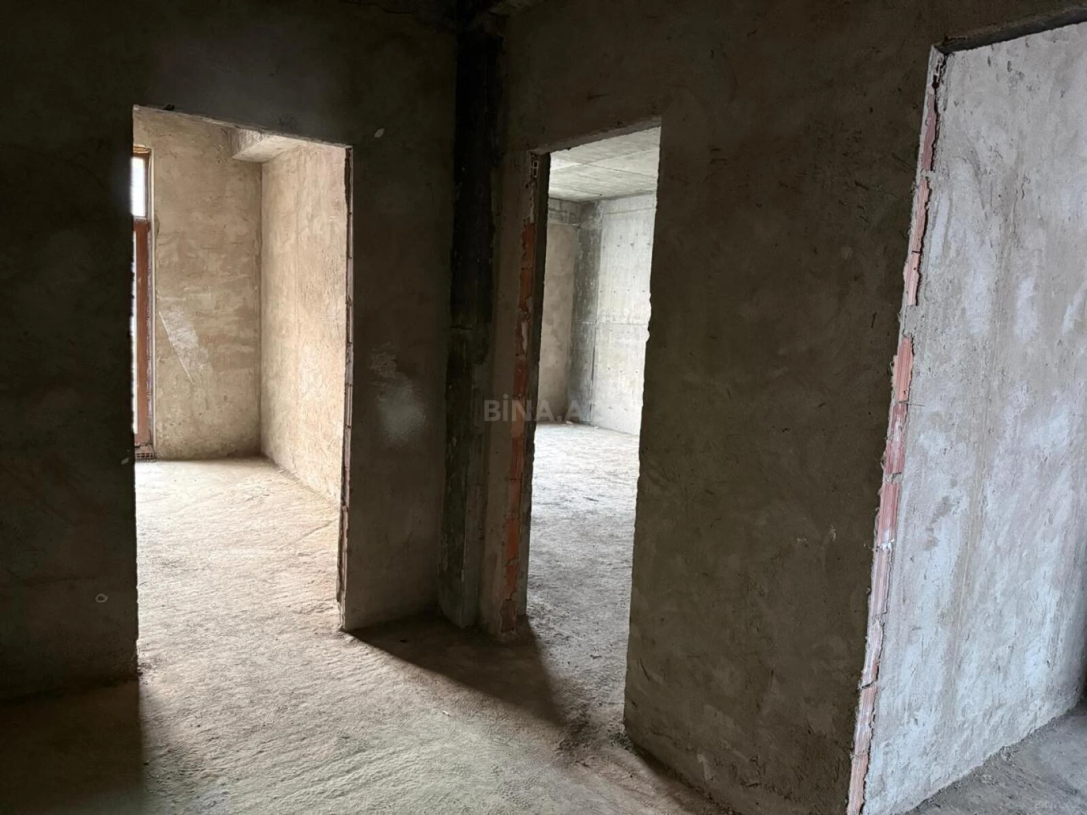 Satılır 4 otaqlı mənzil 174 m²