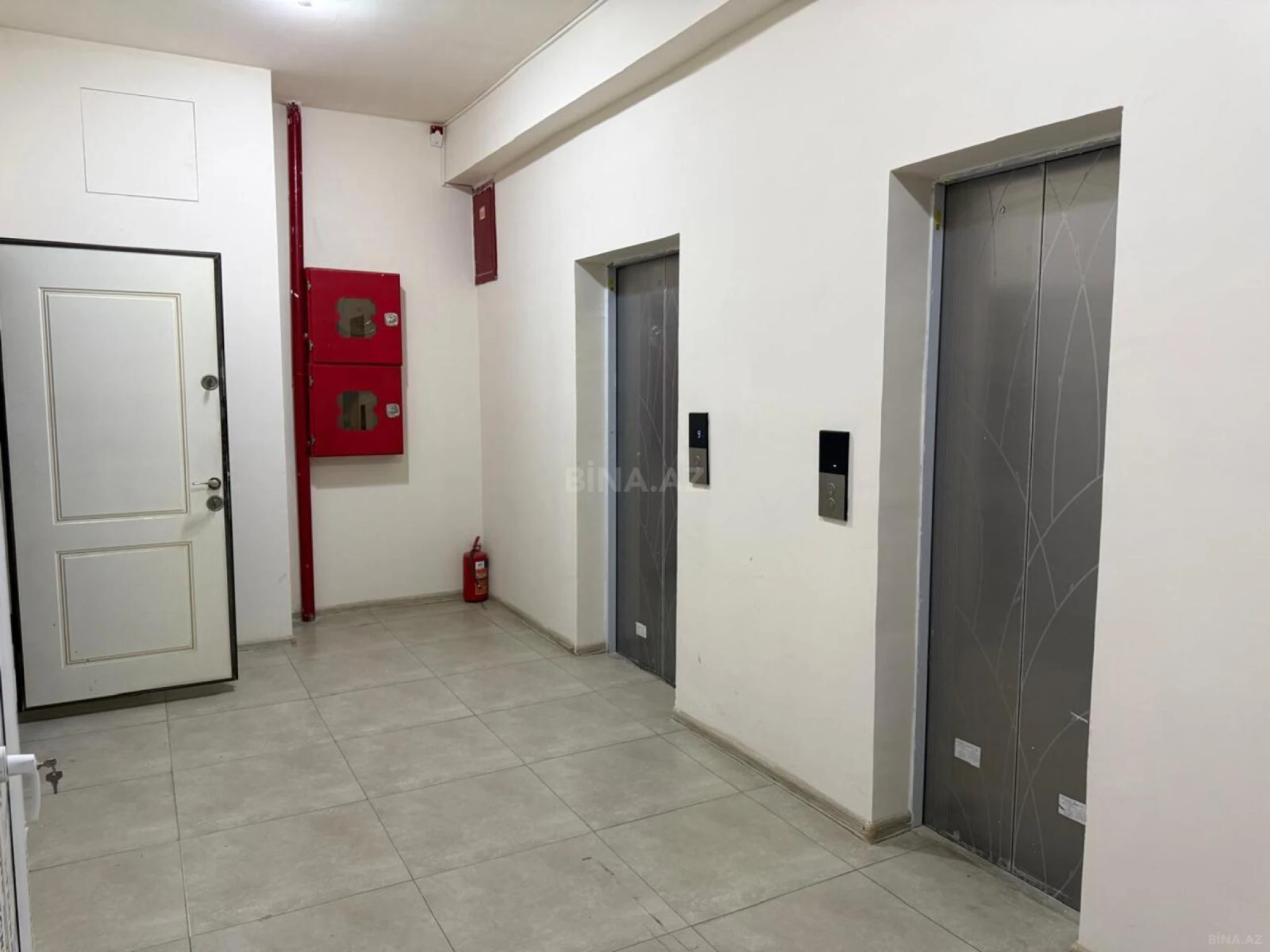 Satılır 4 otaqlı mənzil 174 m²