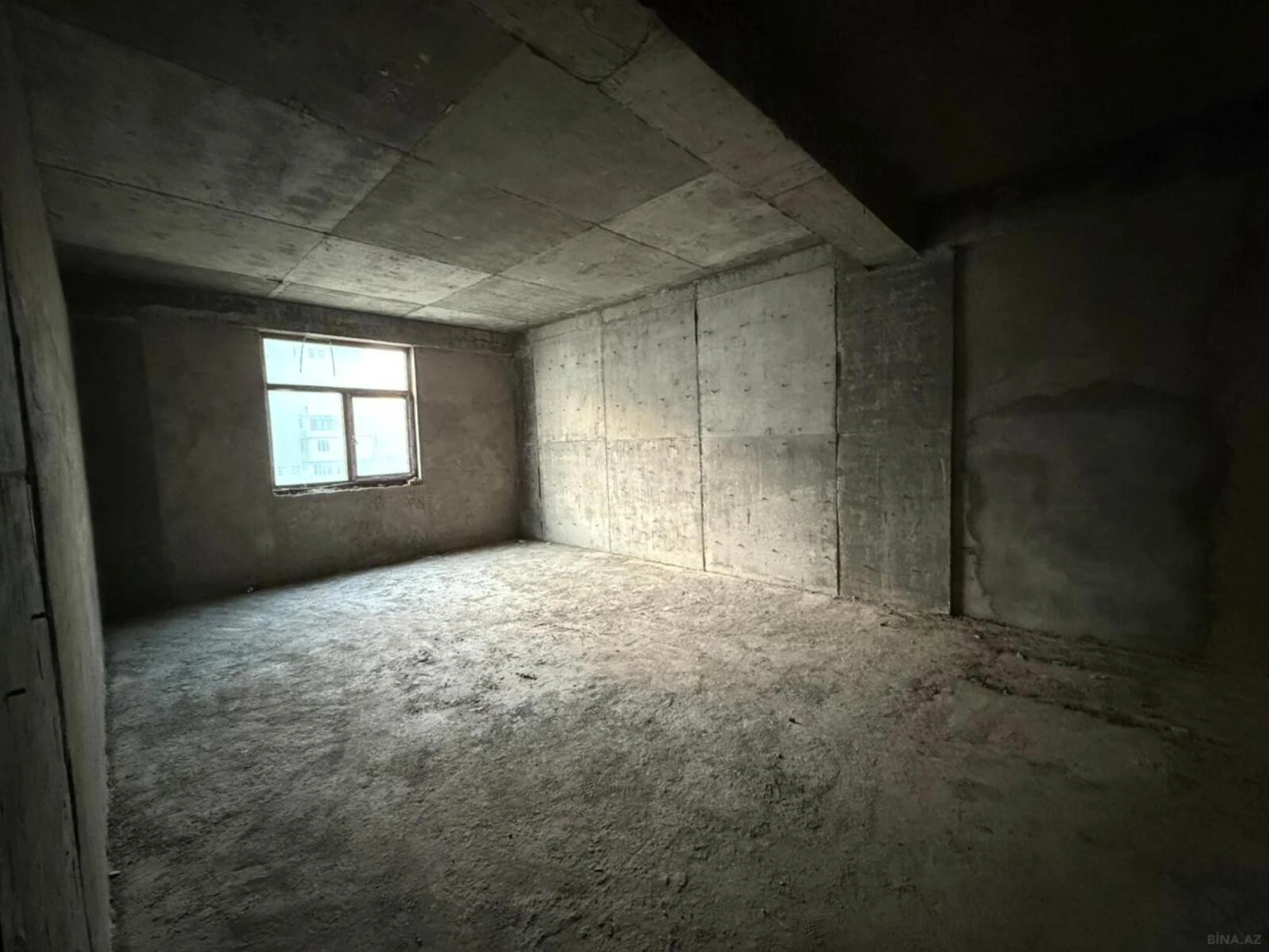 Satılır 4 otaqlı mənzil 174 m²