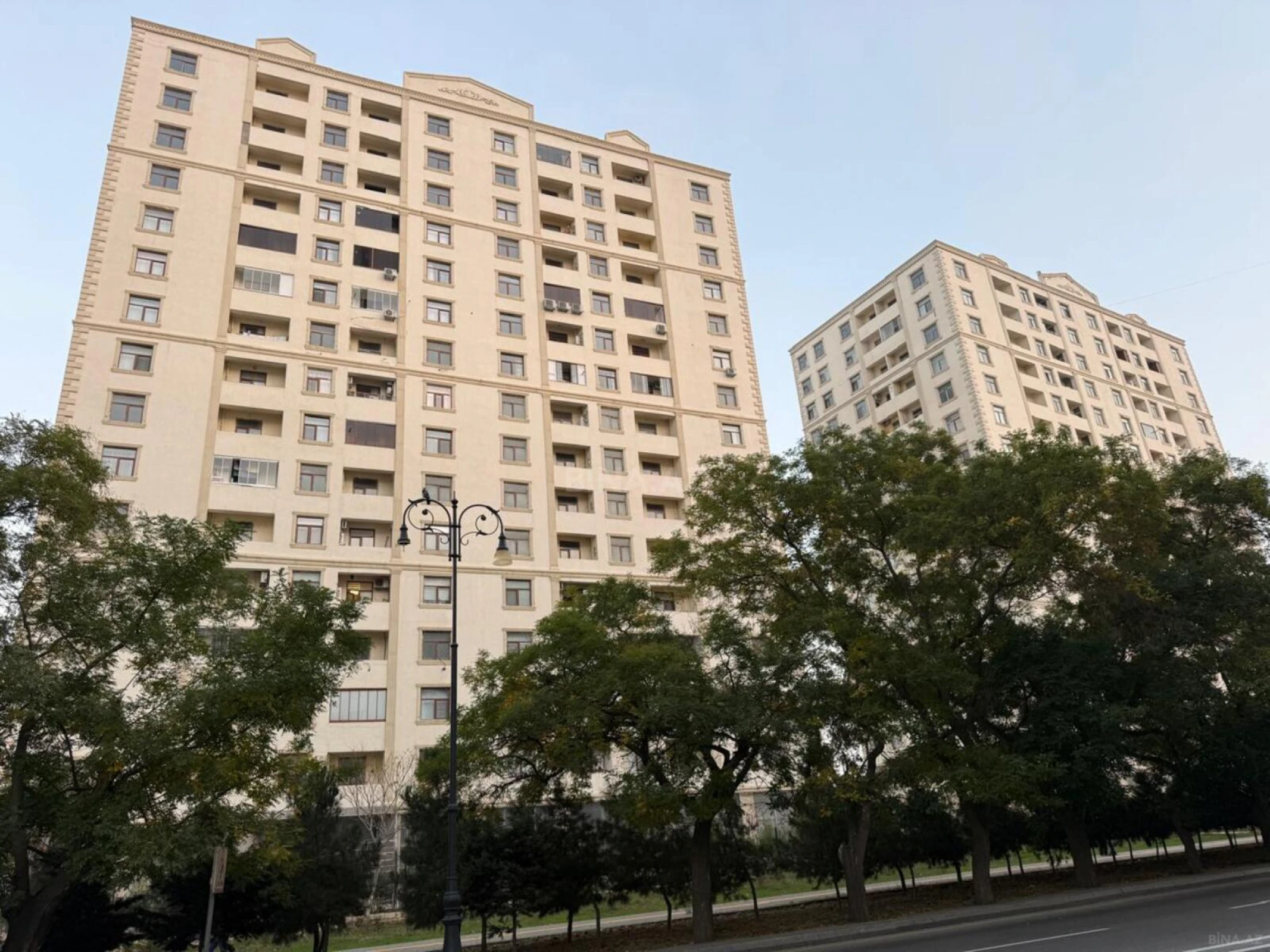 Satılır 4 otaqlı mənzil 174 m²