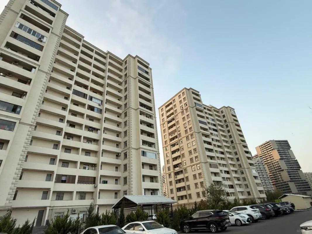 Satılır 4 otaqlı mənzil 174 m²