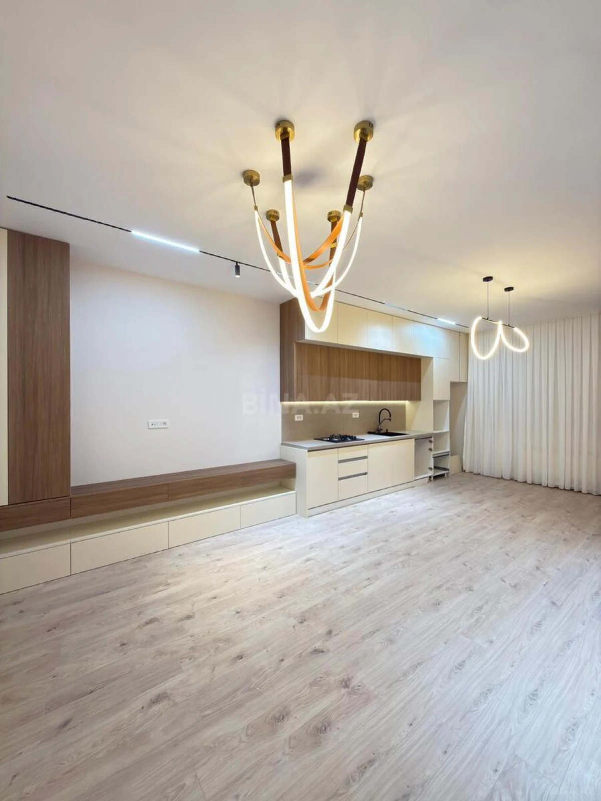 Satılır 4 otaqlı mənzil 141 m²