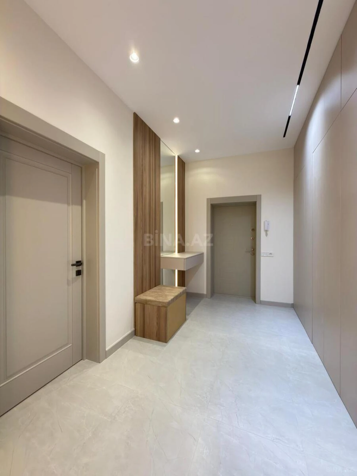 Satılır 4 otaqlı mənzil 141 m²