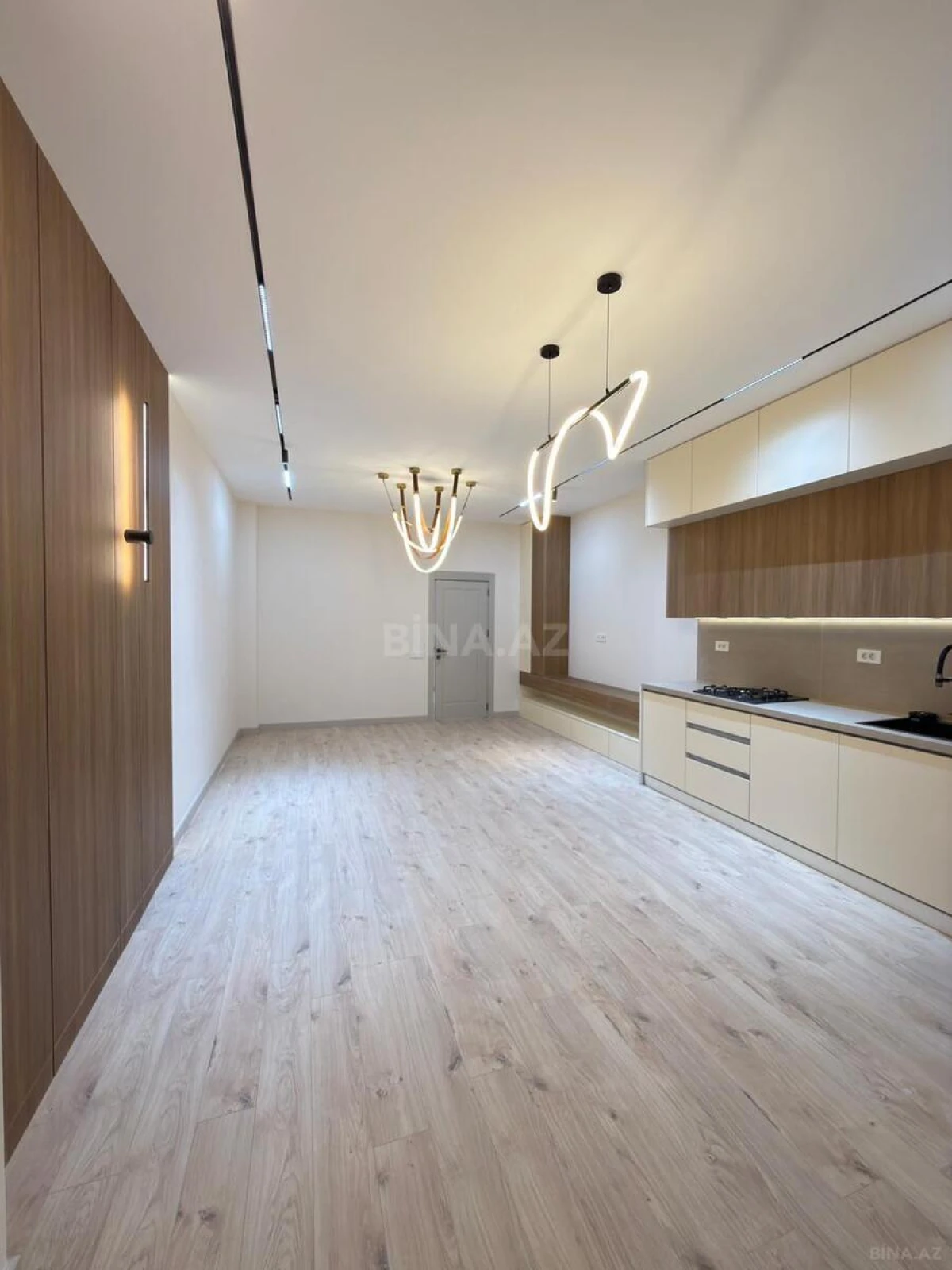 Satılır 4 otaqlı mənzil 141 m²