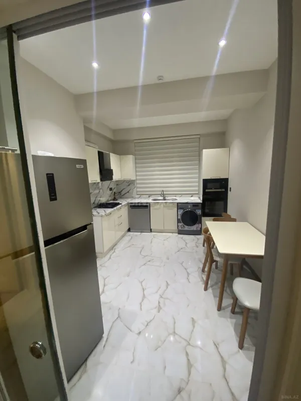 Kirayə verilir 2 otaqlı mənzil 90 m²