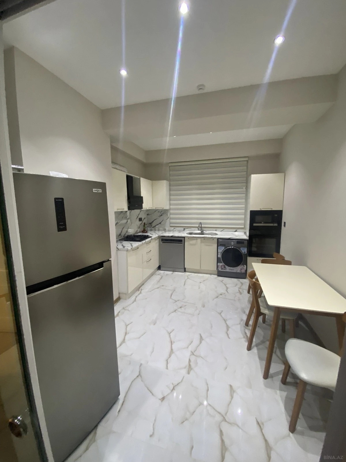 Kirayə verilir 2 otaqlı mənzil 90 m²