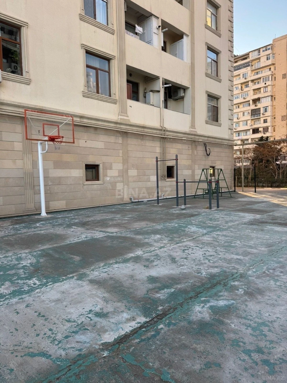 Satılır 3 otaqlı mənzil 131 m²