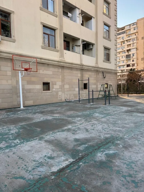 Satılır 3 otaqlı mənzil 131 m²