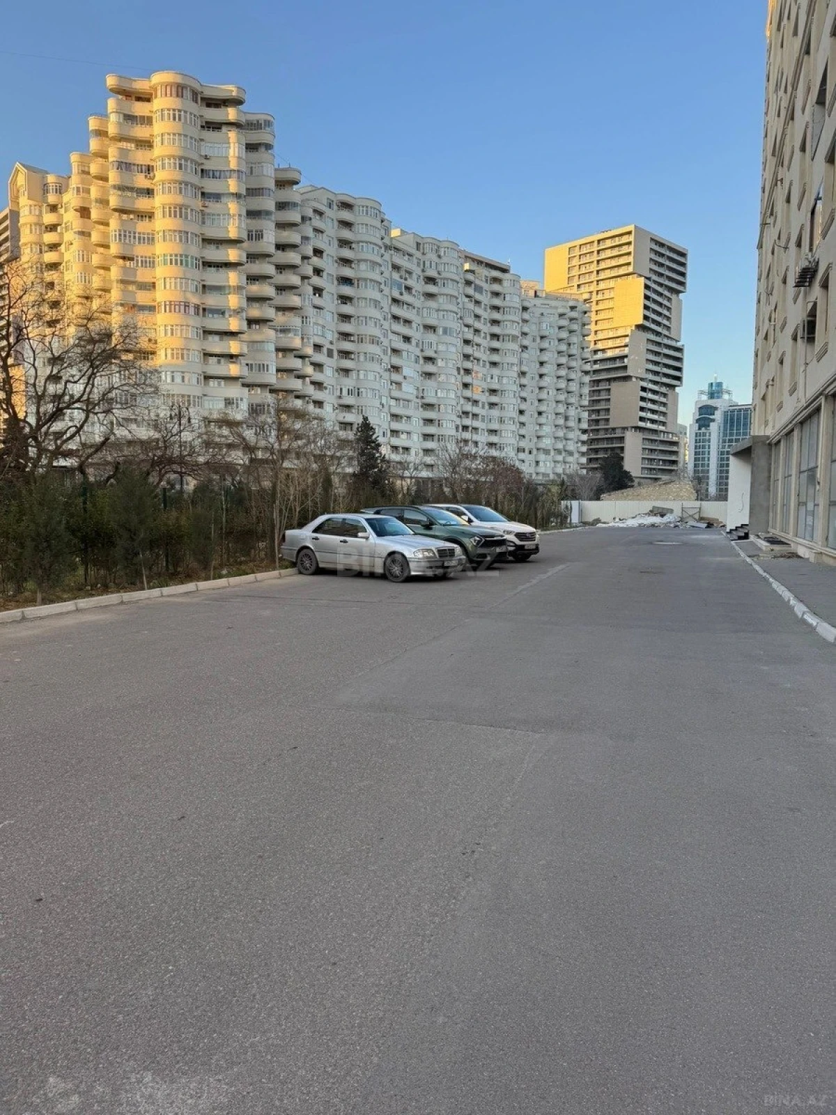 Satılır 3 otaqlı mənzil 131 m²