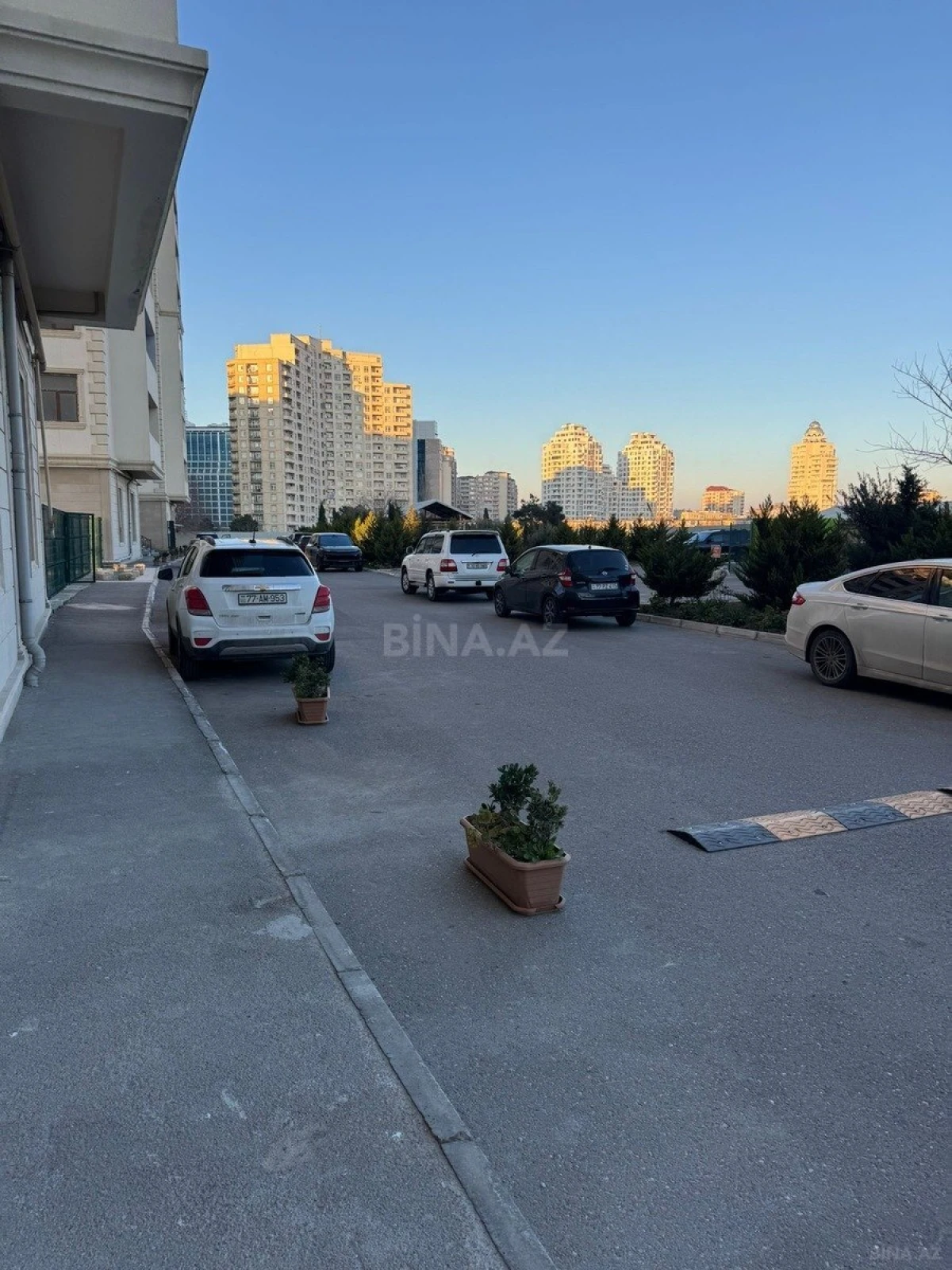 Satılır 3 otaqlı mənzil 131 m²