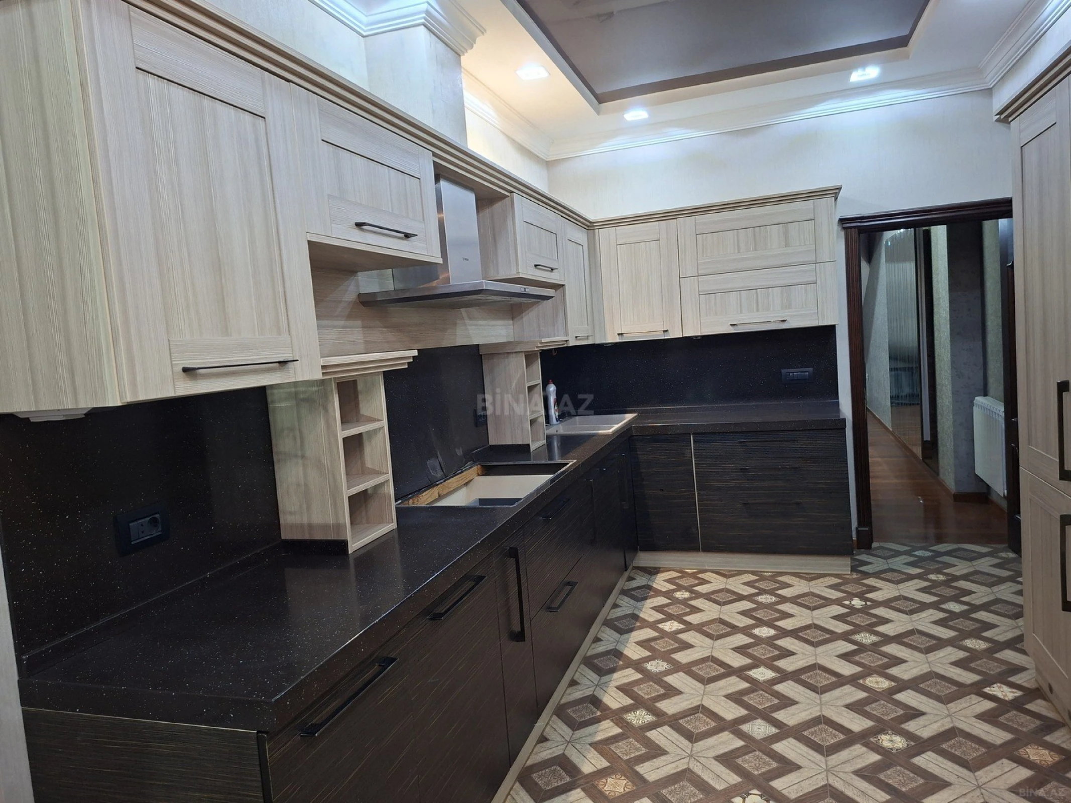 Satılır 5 otaqlı mənzil 310 m²