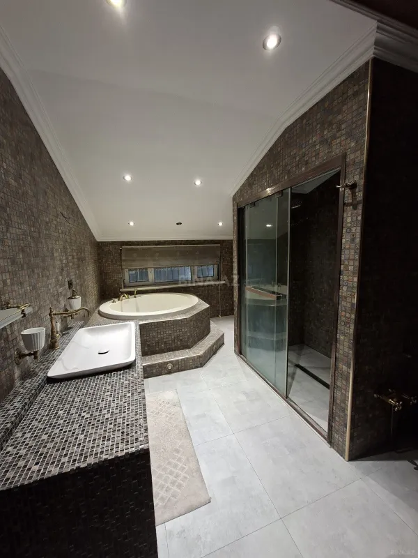 Satılır 5 otaqlı mənzil 310 m²