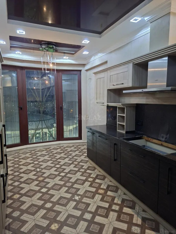 Satılır 5 otaqlı mənzil 310 m²