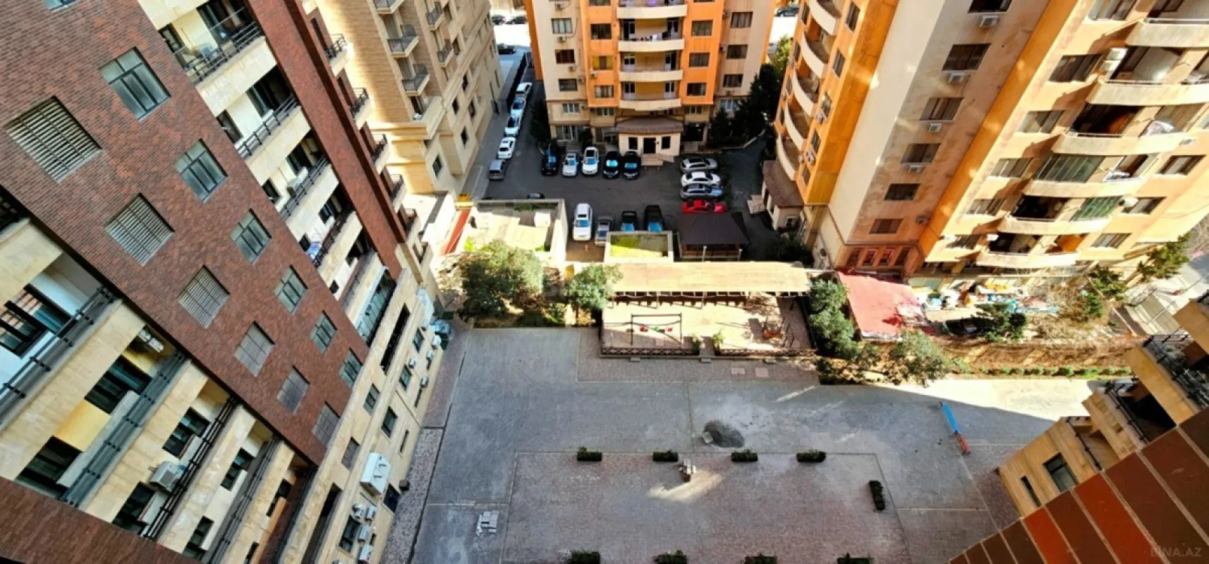 Satılır 5 otaqlı mənzil 225 m²