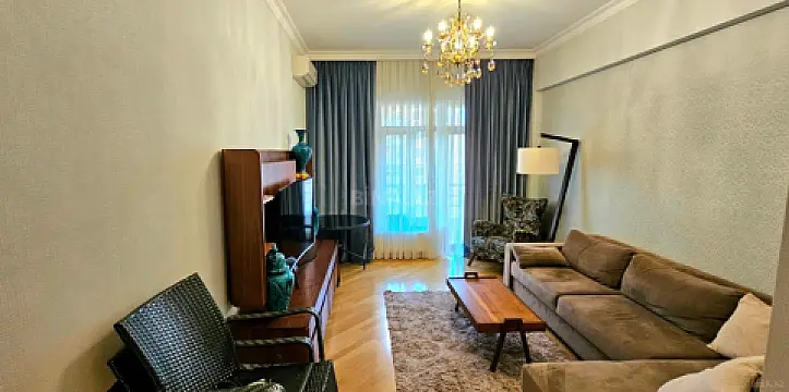 Satılır 5 otaqlı mənzil 225 m²