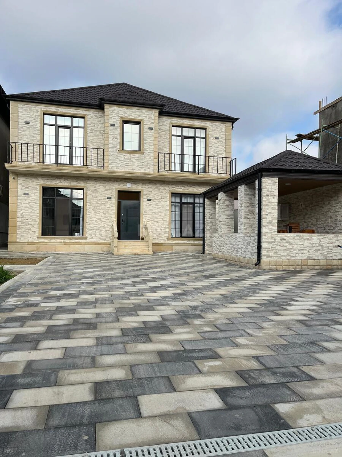 Satılır 5 otaqlı həyət evi 240 m²