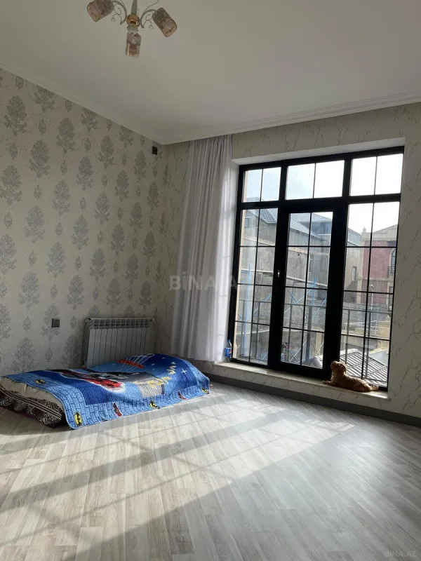 Satılır 5 otaqlı həyət evi 240 m²