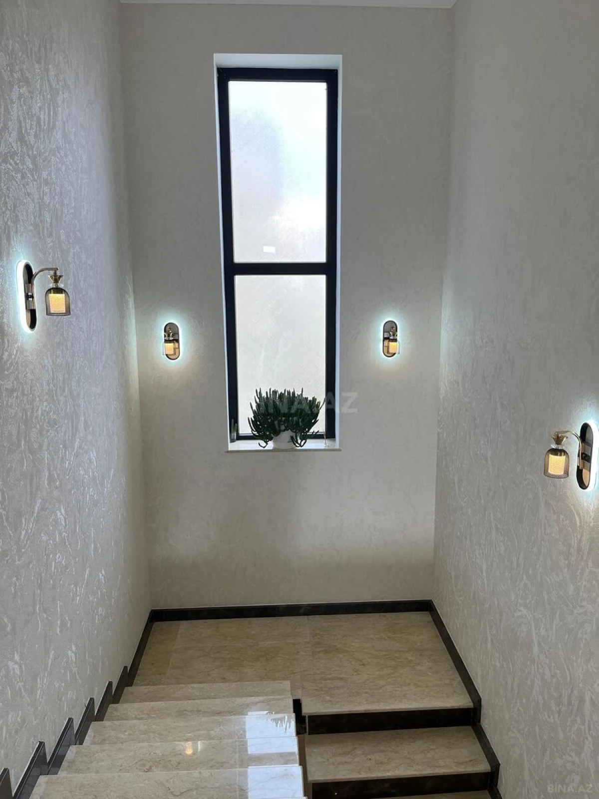 Satılır 5 otaqlı həyət evi 240 m²