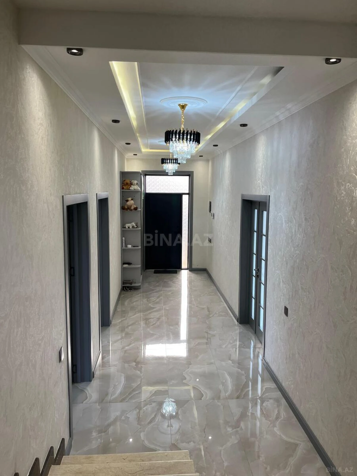 Satılır 5 otaqlı həyət evi 240 m²