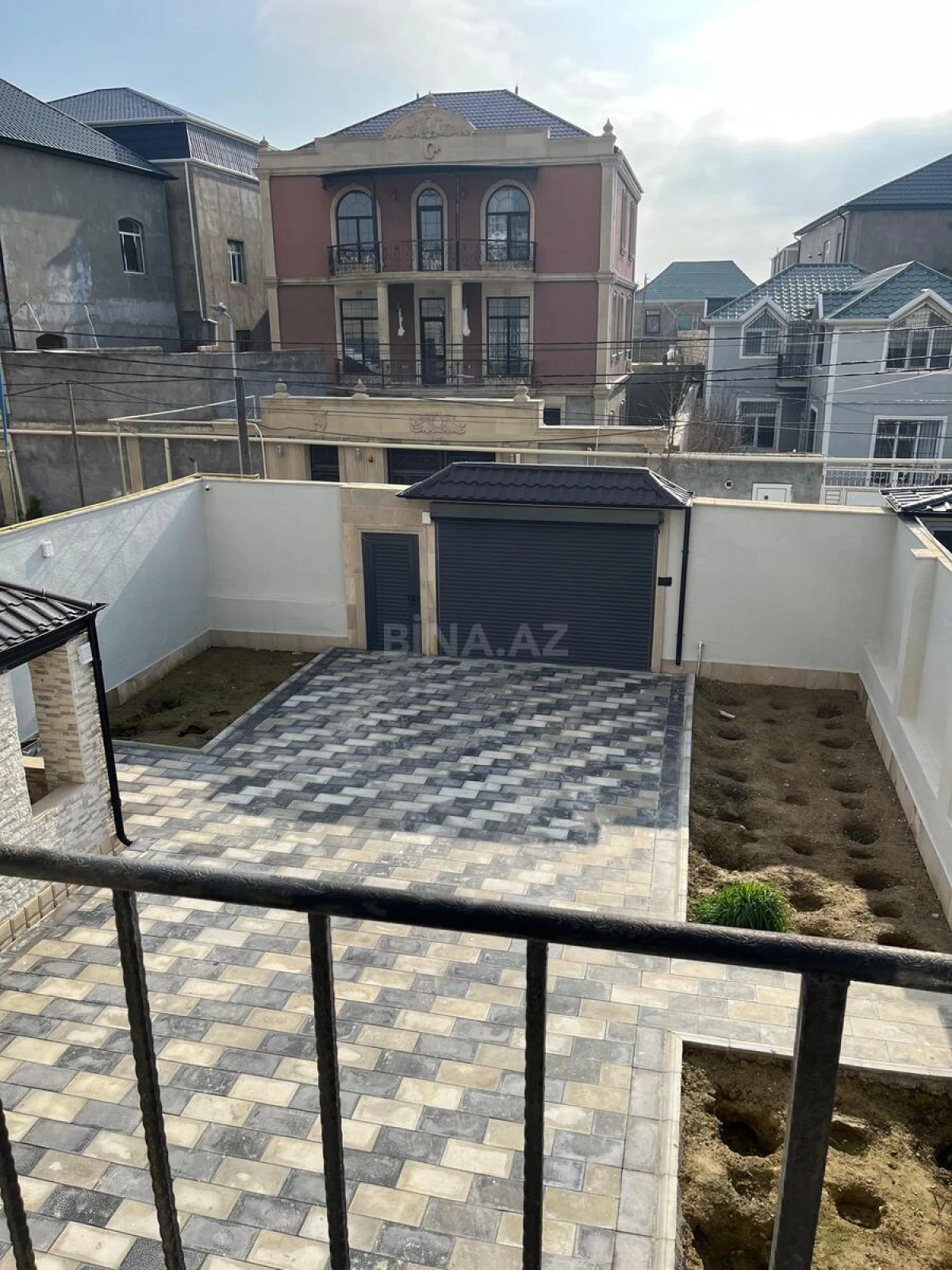 Satılır 5 otaqlı həyət evi 240 m²