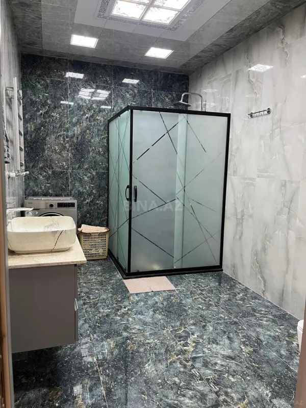 Satılır 5 otaqlı həyət evi 240 m²