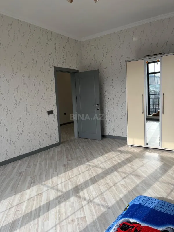 Satılır 5 otaqlı həyət evi 240 m²