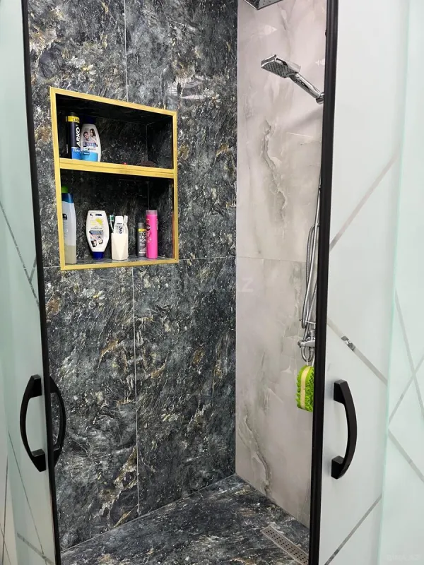 Satılır 5 otaqlı həyət evi 240 m²